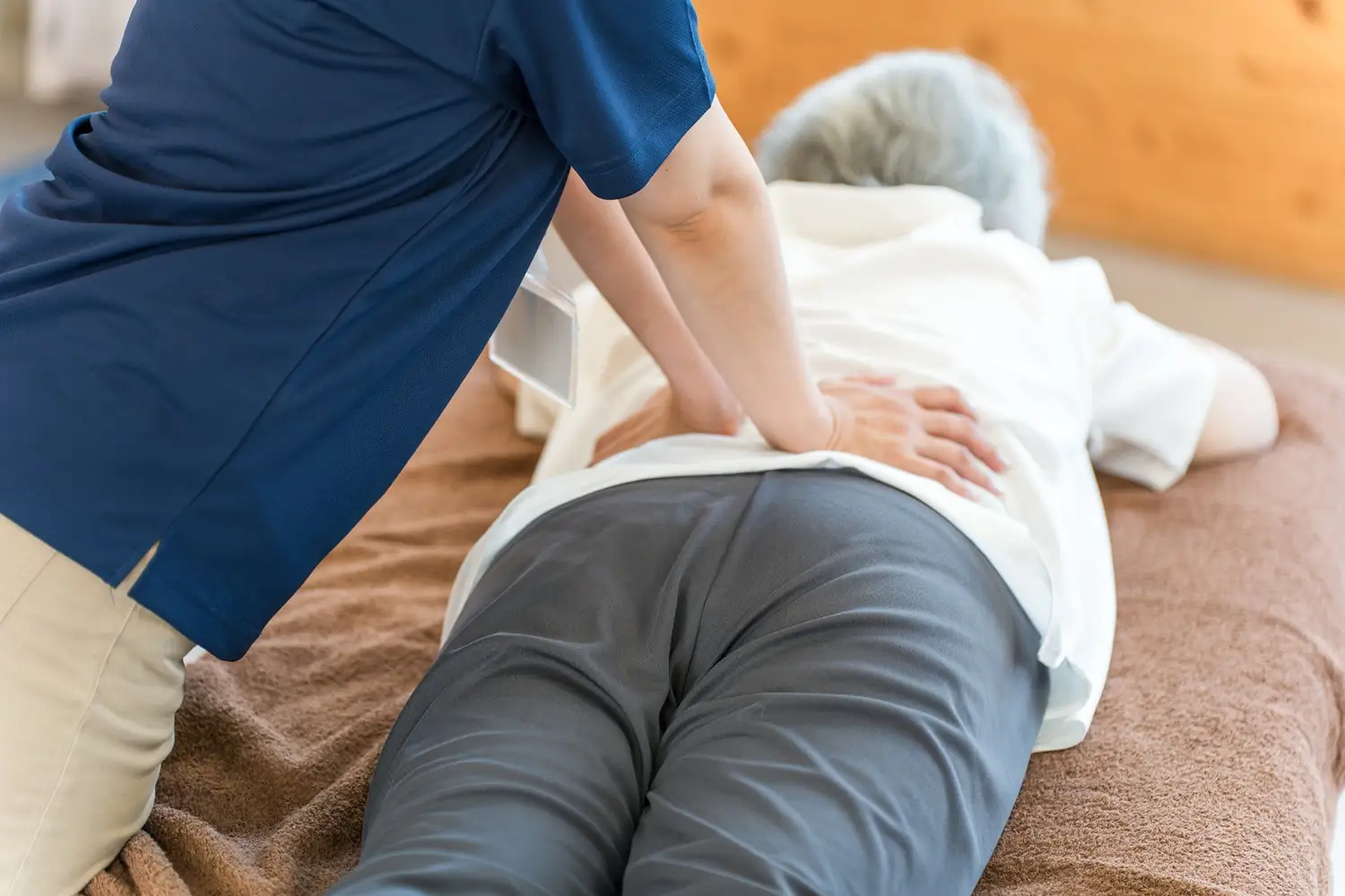 Terapia bólu kręgosłupa w praktyce technika masażysty – schemat postępowania krok po kroku