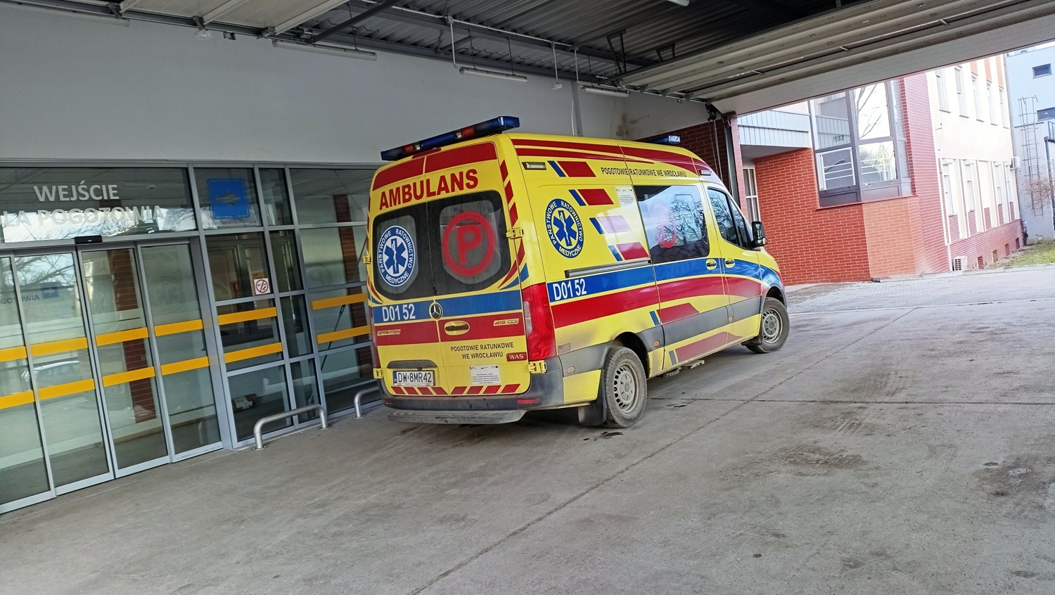 Wroclaw, Polska – 24.01.2025: Szpital im. Gromkowskiego przy ulicy Koszarowej we Wroclawiu. Karetka przed wejsciem do szpitala.