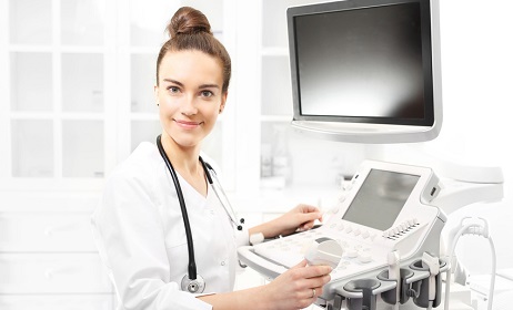 Ultrasonografia. Aparat usg, lekarz przeprowadzający badanie usg